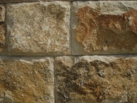 Дагестанский камень как неотъемлемая часть современного ландшафта, камина, лестницы и наружного ограждения